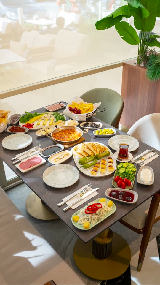 Shandiz Cafe Lounge kahvaltı sofrası, restoran ürün çekimi